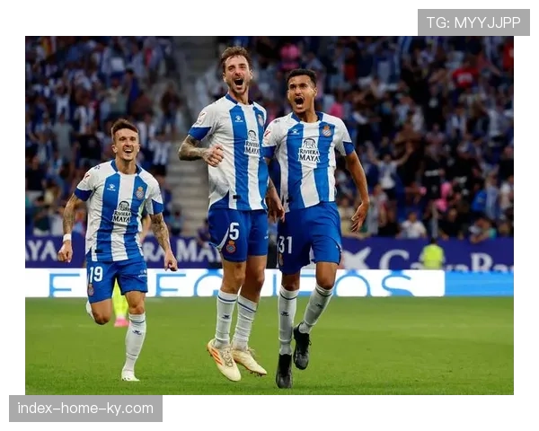 塞维利亚防守端沟通协调不足,门将与后卫线配合存在间隙 塞维利亚防守端沟通协调不足,门将与后卫线配合存在间隙